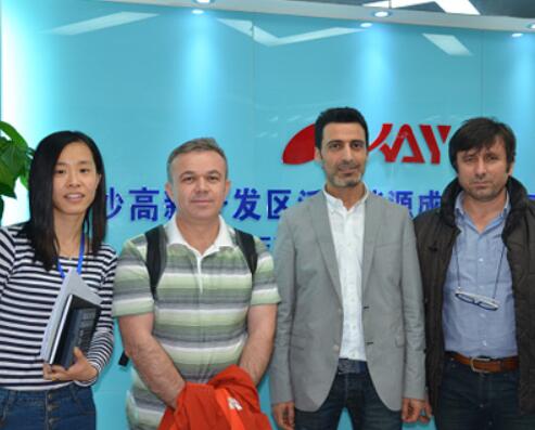 上圖為土耳其客戶(hù)與沃克能源總經(jīng)理周總等人合影留念