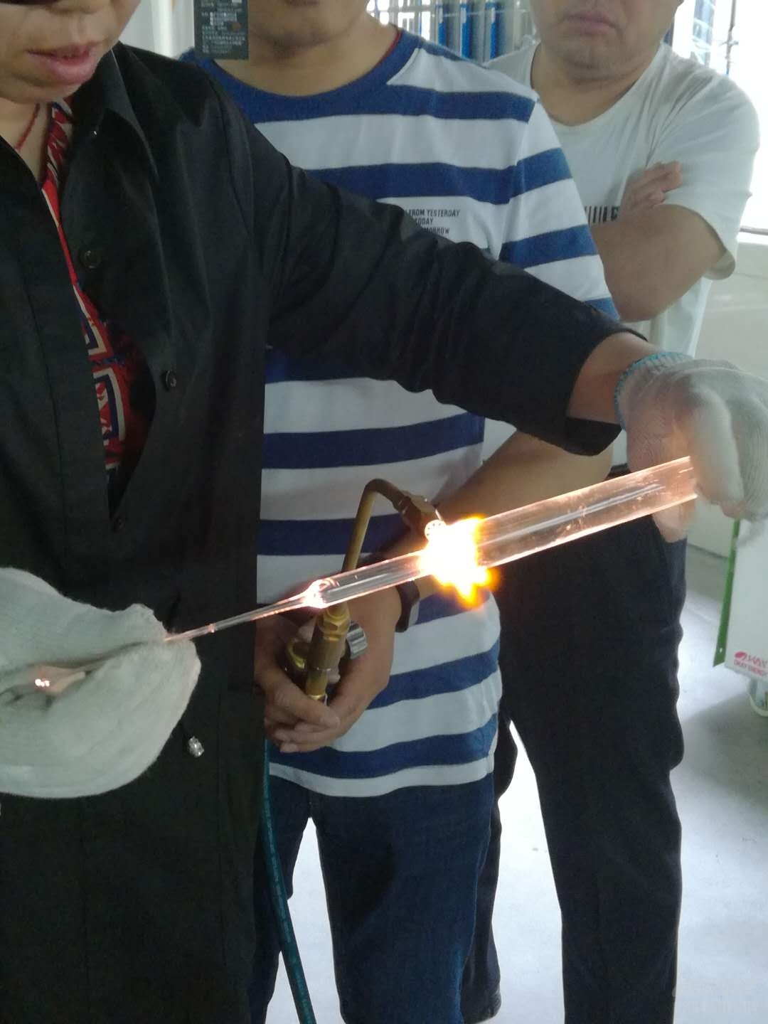 真空封管機+系統(tǒng)適應市場的發(fā)展需求，讓玻璃管封口變得更加高效！