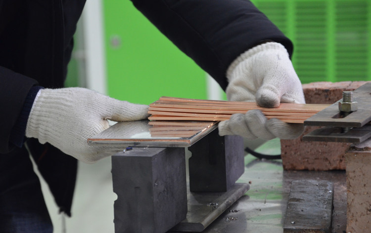 銅排焊接1.jpg 銅排焊接1.jpg