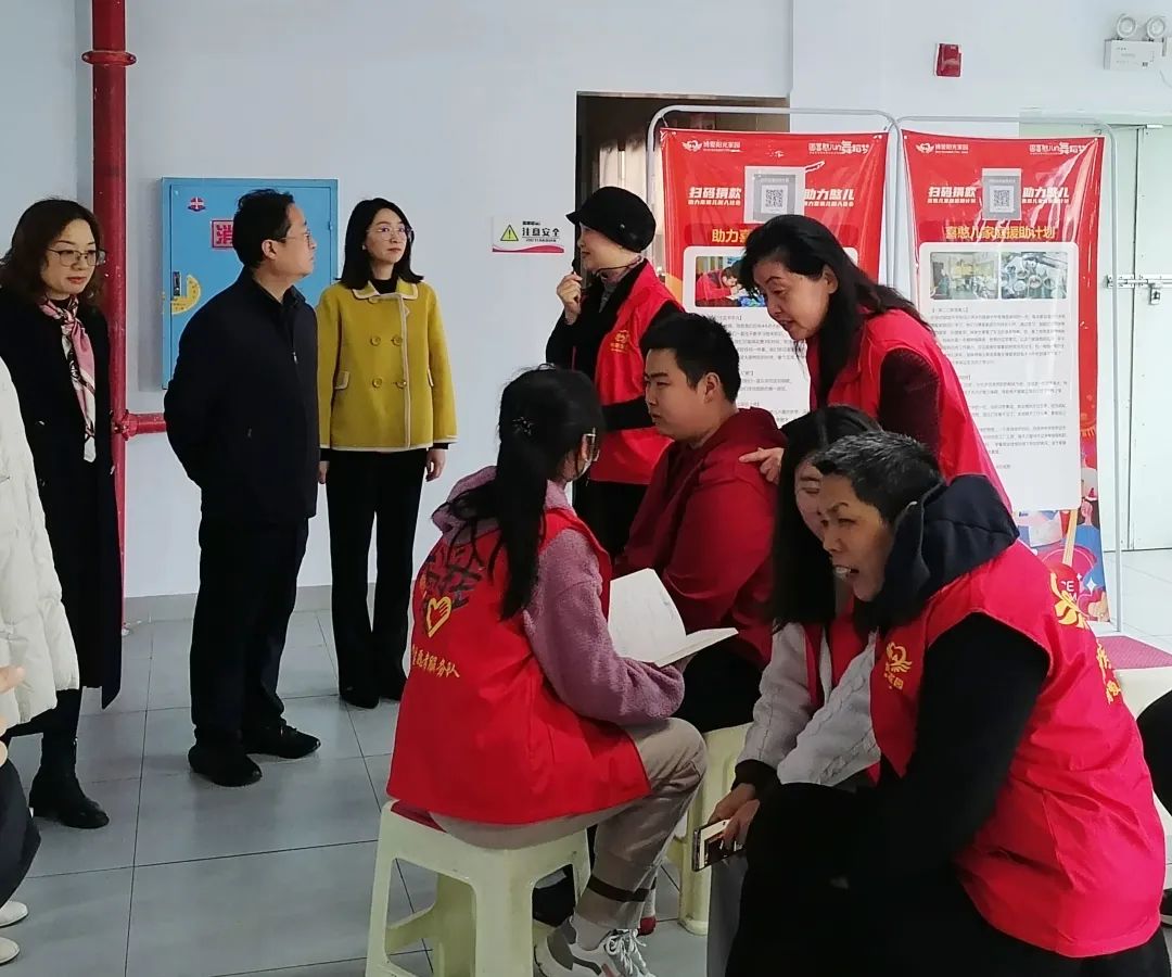 劉曉主任及工作人員對(duì)博愛(ài)陽(yáng)光家園詳細(xì)介紹